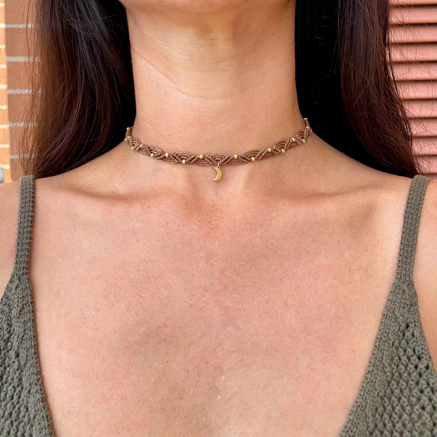 Collana marrone con ciondolo mezza Luna
