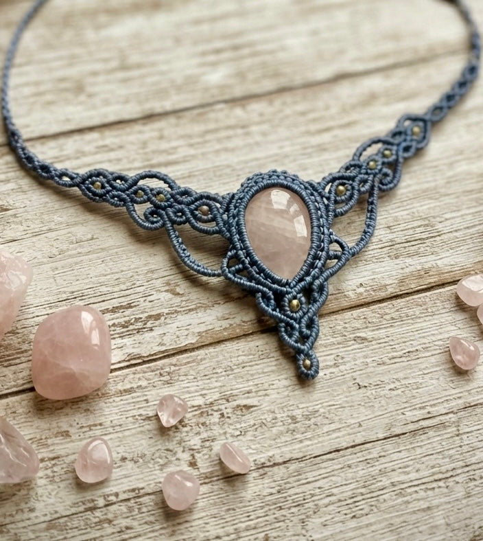 Collana Girocollo con pietra di Quarzo Rosa