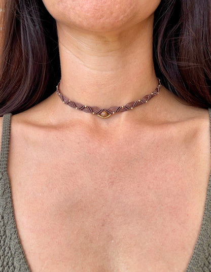 Choker marrone con pietra Mookaite