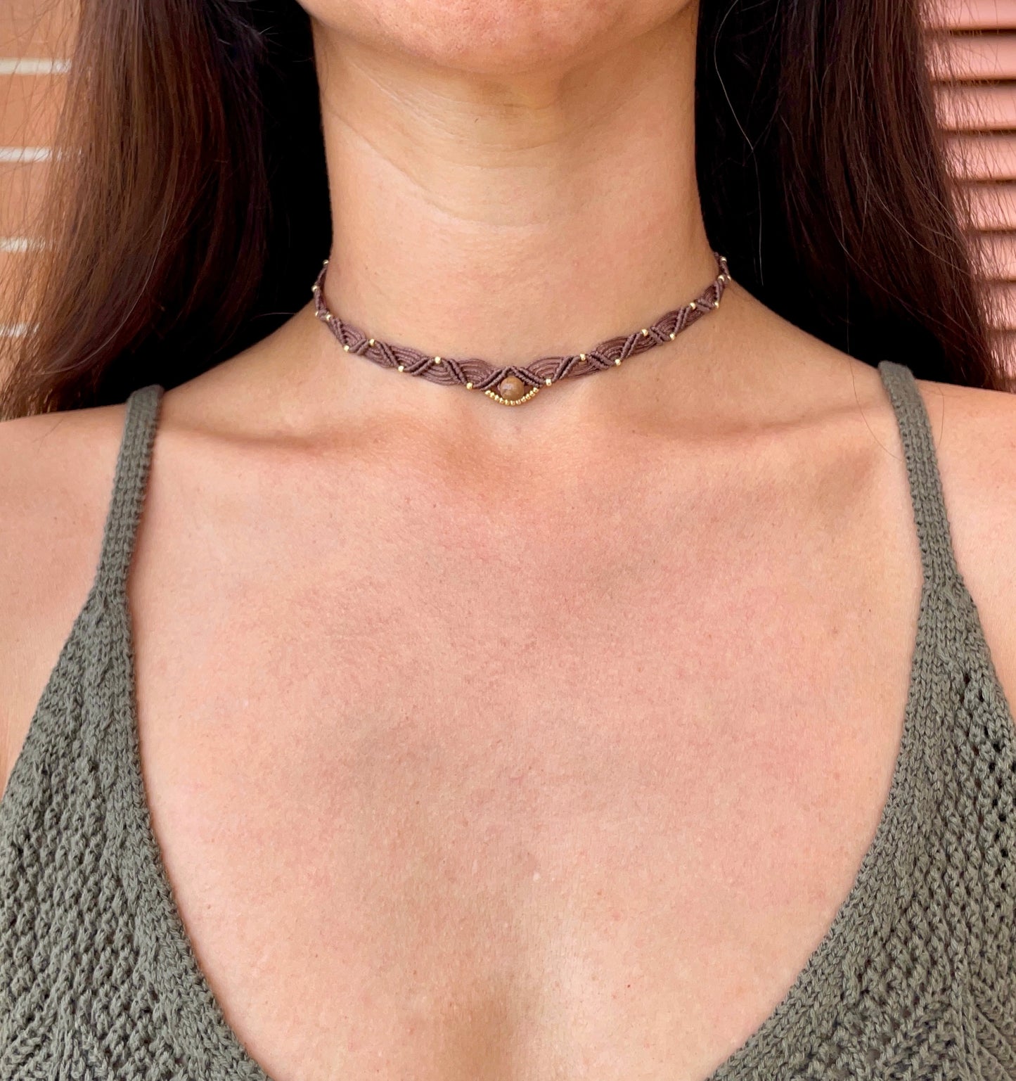 Choker marrone con pietra Mookaite