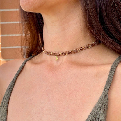 Collana marrone con ciondolo mezza Luna