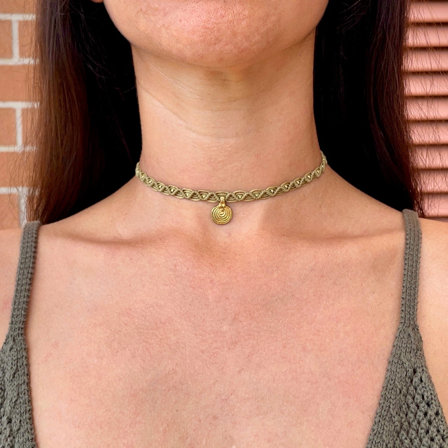Collana verde oliva con Ciondolo dorato in ottone